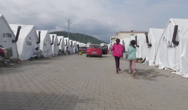 İslahiye'de çadırkentte kalan felçli depremzede: "Üç gün yemek yemedik, 50 liraya bir bardak su istedim, vermediler"