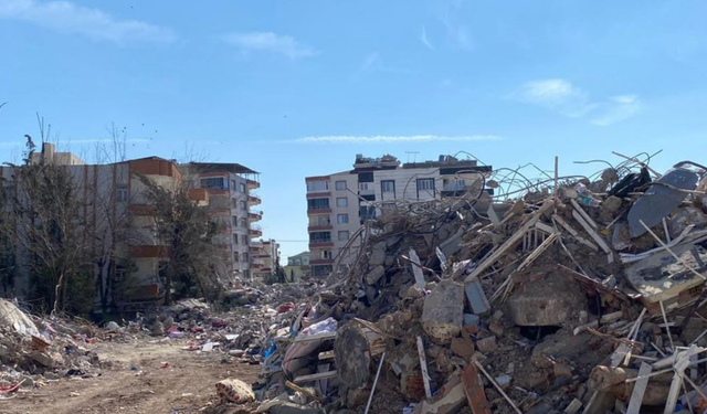 Deprem bölgesine giden doktora açılan soruşturma protesto edildi