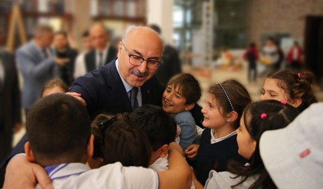 İzmir İktisat Kongresi binasının ilk misafirleri çocuklar oldu