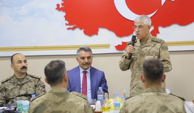 Jandarma Genel Komutanı Orgeneral Çetin, Tunceli’de güvenlik güçleriyle iftar yaptı