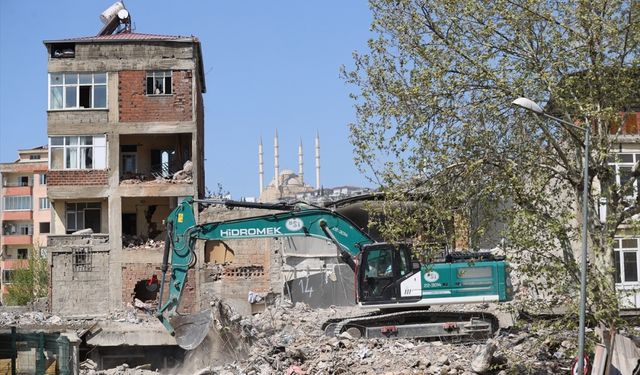 Kahramanmaraş'ta bina yıkım ve enkaz kaldırma çalışmaları 19 mahallede sürüyor