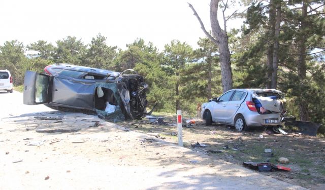 Karaman'da seyir halindeki araç duraklayan otomobile çarptı, 6 kişi yaralandı