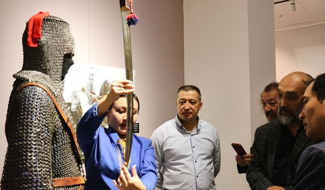 Kazakistan’da at üstünde savaşan askerlerin kullandığı geleneksel silahlar sergileniyor