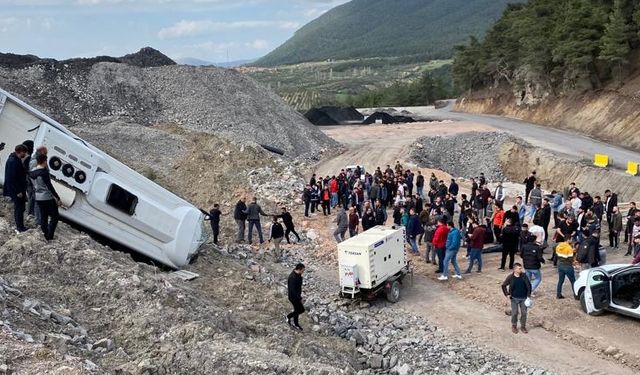 Manisa'da maden işçilerini taşıyan servis devrildi, 9 kişi yaralandı
