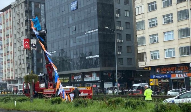 AKP, Rize’de Kılıçtaroğlu’nun afişlerini söküp kendi afişini astı