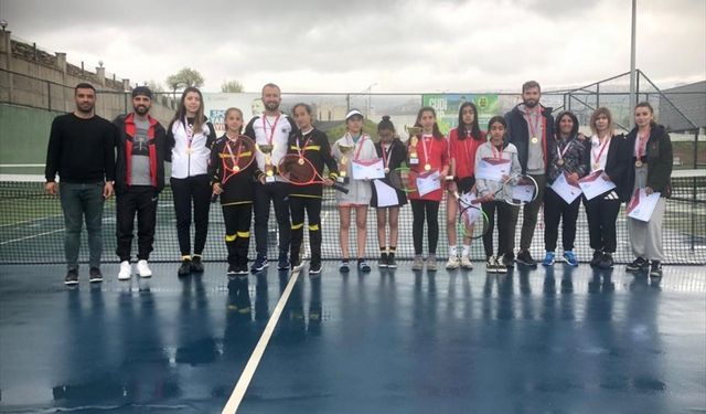 Şırnak'ta Okul Sporları Yıldızlar Tenis Bölge Birinciliği müsabakaları sona erdi