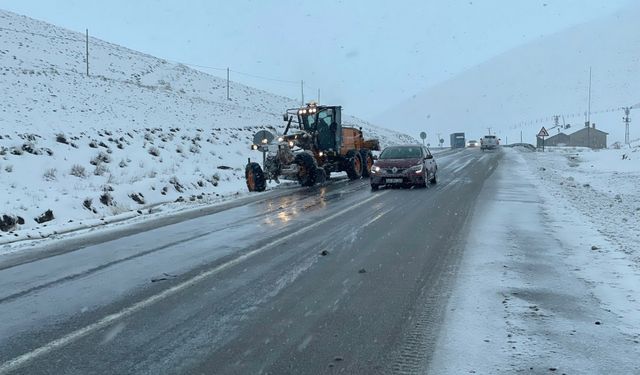 Van, Hakkari ve Muş'ta metrelerce kar altındaki yollarda çalışmalar sürüyor