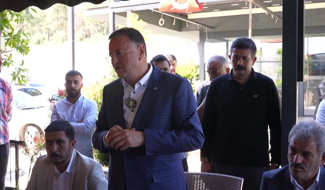 Hatay Büyükşehir Belediye Başkanı Lütfü Savaş, Kırıkhan’da vatandaşlarla bir araya geldi