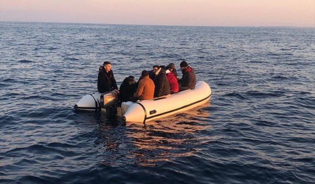 İzmir açıklarında 24 düzensiz göçmen kurtarıldı, 9 düzensiz göçmen yakalandı