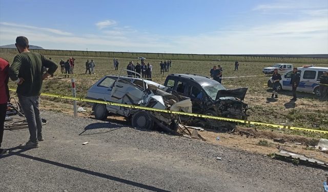 Konya'da ticari araç ile otomobilin çarpıştığı kazada 5 kişi öldü