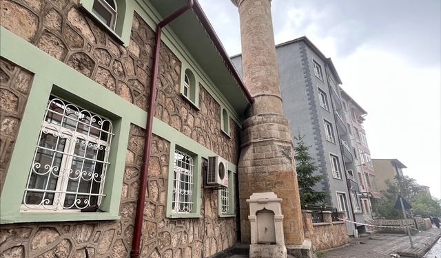 Sivas'ta yıldırım düşen caminin minaresi zarar gördü