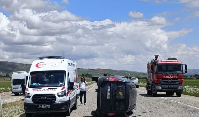 Ağrı'da devrilen hafif ticari araçtaki 1 çocuk öldü, 6 kişi yaralandı