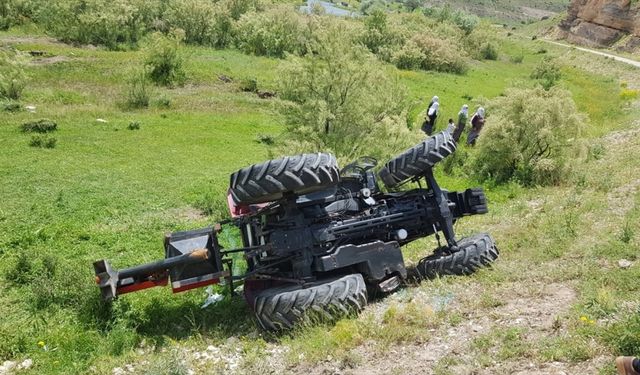Ağrı'da devrilen traktörün sürücüsü yaralandı