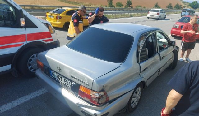 Amasya'da bariyere çarpan otomobildeki 5 kişi yaralandı