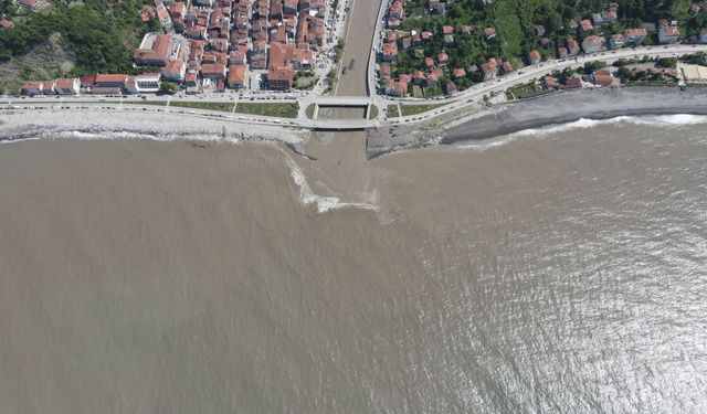 Kastamonu'da çamurlu sel suyu denizin rengini kahverengiye çevirdi