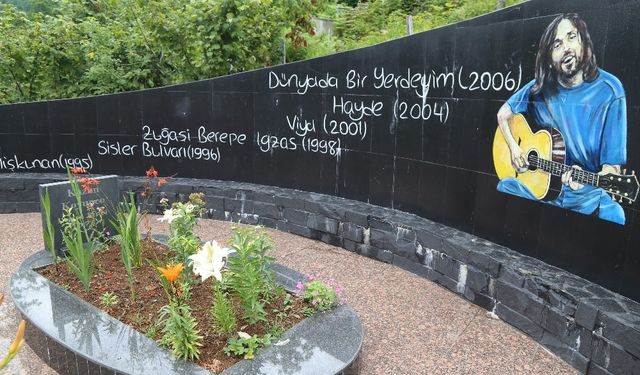 Sanatçı Kazım Koyuncu 18. ölüm yıldönümünde Artvin'deki mezarı başında anıldı