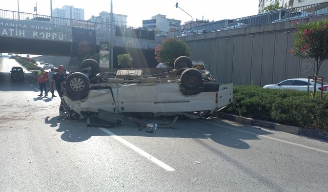 Manisa'da üst geçitten düşen minibüsün sürücüsü yaralandı