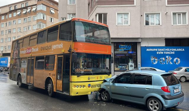 Pendik'te İETT otobüsüyle çarpışan otomobilin sürücüsü yaralandı