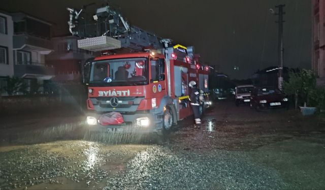 Sakarya'da çatıya yıldırım düştü, apartmanın elektrik panosu yandı