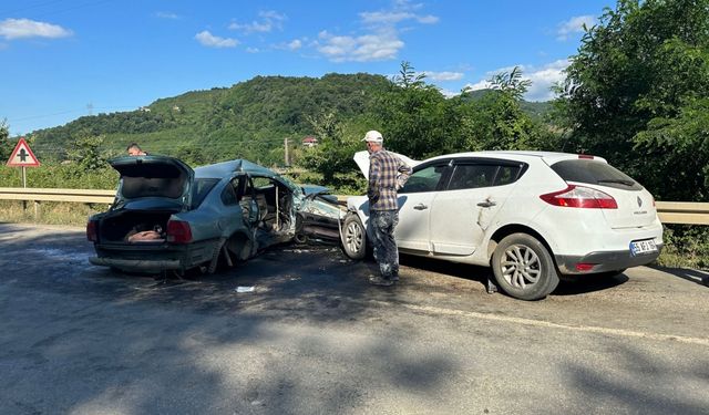 Samsun'da iki otomobil çarpıştığı kazada 1 kişi öldü, 4 kişi yaralandı