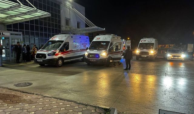 Tokat'ta kamyonet ile otomobilin çarpıştığı kazada 6 kişi yaralandı