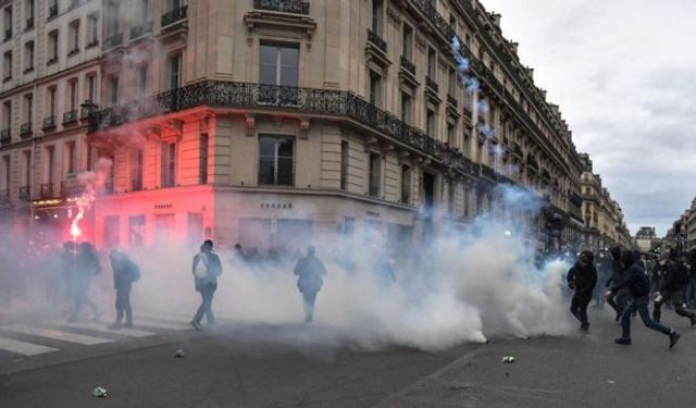 Fransa'da güvenlik güçleri ana caddelerde zırhlı araçlarla devriye geziyor