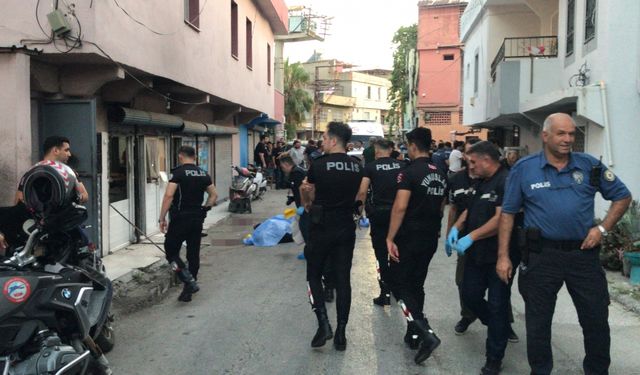 Adana'da iki arkadaşından birini öldürüp diğerini yaralayan saldırgan hayatına son verdi