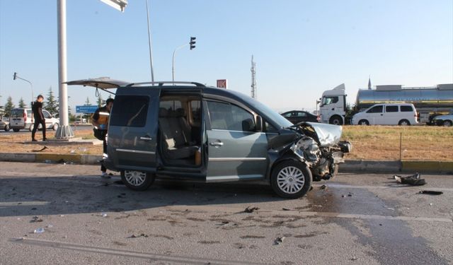 Afyonkarahisar'da hafif ticari araç ile otomobilin çarpıştığı kazada 10 kişi yaralandı