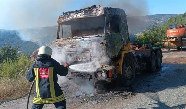 Amasya'da alev alan tır yandı