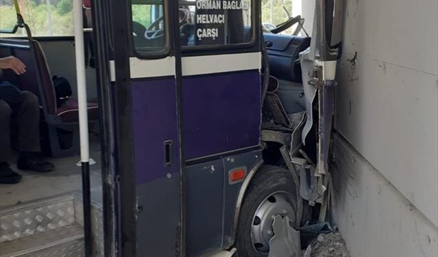 Amasya'da otomobil ile minibüsün çarpışması sonucu 21 kişi yaralandı