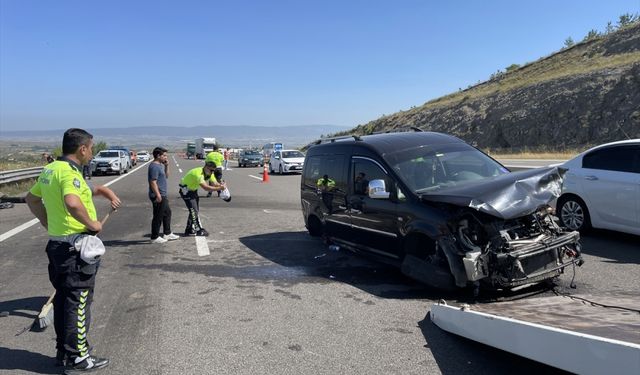 Anadolu Otoyolu'nda lastiği patlayan araç kazaya neden oldu, 9 kişi yaralandı