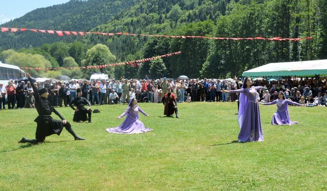 Ardahan'da 13'üncü "Aşıklar ve Türkü Şöleni" yapıldı
