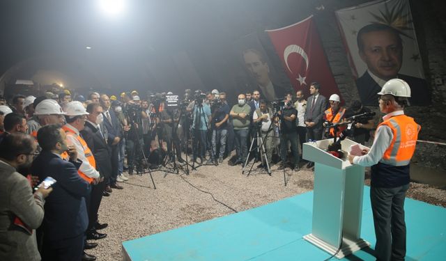 Bakan Uraloğlu, Yeniköprü-Yüksekova Yolu T-1 Tüneli Işık Görme Töreni'ne katıldı: