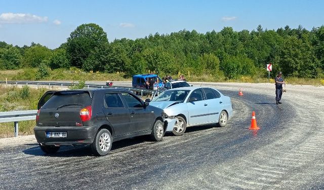 Bilecik-Bursa yolunda otomobiller kafa kafaya çarpıştı!