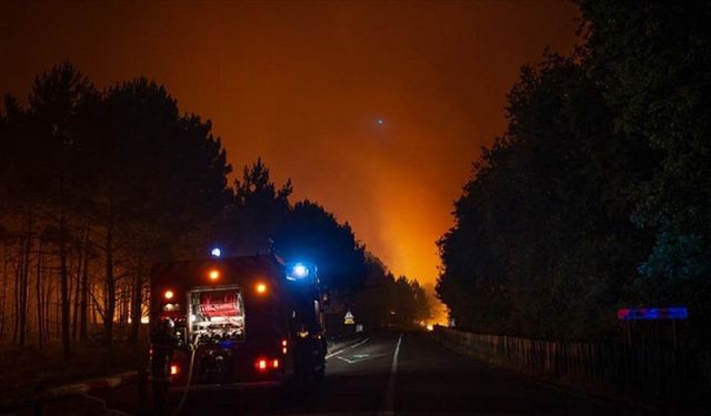 Fransa'nın Var bölgesinde yüksek yangın riski nedeniyle "kırmızı alarm" verildi