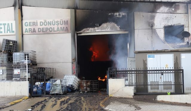 Denizli'de geri dönüşüm depolama tesisinde çıkan yangın kontrol altına alındı