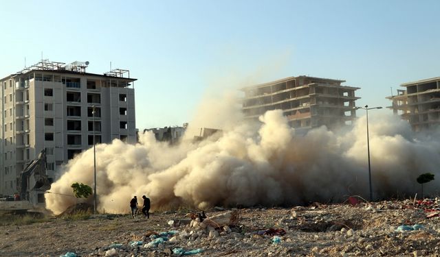 Hatay'da ağır hasarlı 10 katlı bina kontrollü şekilde yıkıldı