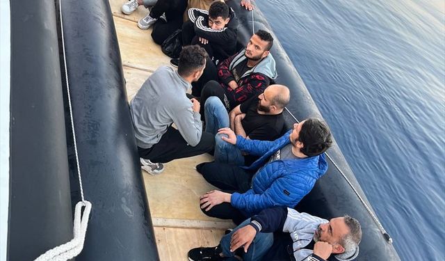 İzmir açıklarında geri itilen 42 düzensiz göçmen kurtarıldı