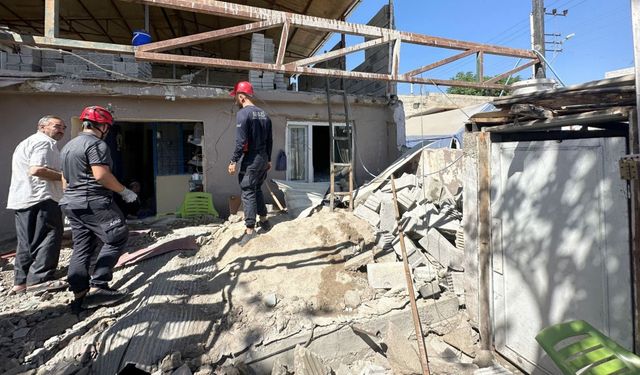 Kahramanmaraş'ta hasarlı binanın çatısının altında kalan 3 kadından biri öldü