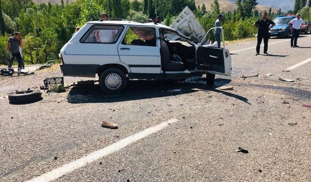 Niğde'de minibüs ile otomobilin çarpıştığı kazada 2 kişi öldü, 1 kişi yaralandı