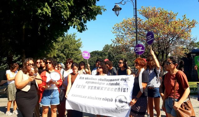 Kadınlardan protesto: "Suçlusunuz, cinsiyetçi eğitime hayır"