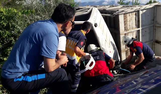 Sinop'ta kamyonun devrilmesi sonucu 2 kişi yaralandı