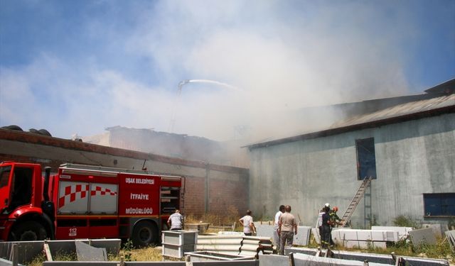 Uşak'ta tekstil fabrikasında çıkan yangın söndürüldü