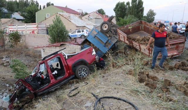 Ağrı'da kamyonet ile traktörün çarpışması sonucu 6 kişi yaralandı