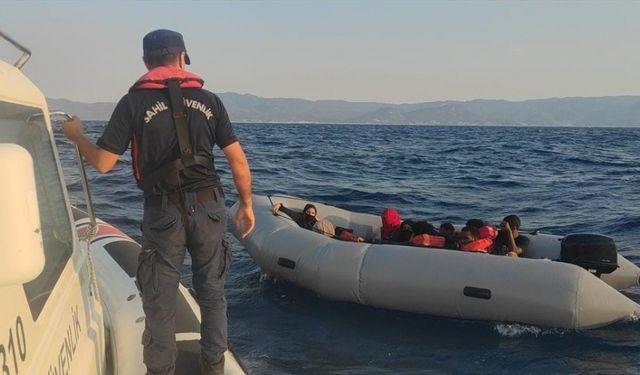Balıkesir'de motoru arızalanan botla denizde sürüklenen 10 düzensiz göçmen kurtarıldı