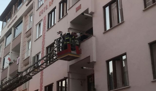 Bilecik'te çıkan yangında bina sakinleri itfaiye merdivenleriyle tahliye edildi