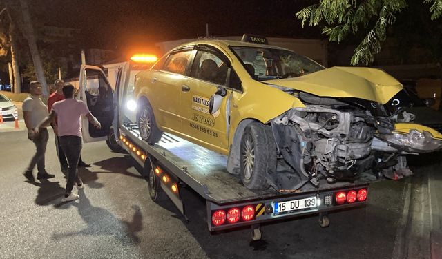Burdur'da polisten kaçarken kaza yapan taksinin sürücüsü alkollü ve ehliyetsiz çıktı