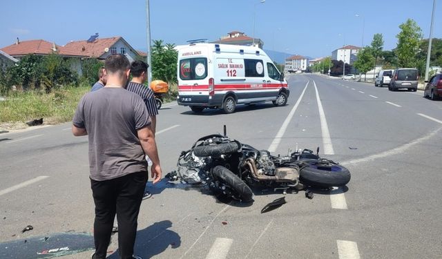 Düzce'de otomobil ile çarpışan motosikletin sürücüsü tedavi gördüğü hastanede öldü