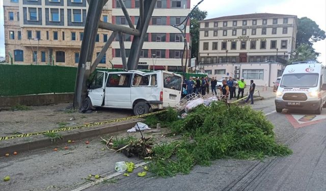 Giresun'da minibüsün üst geçide çarptığı kazada 1 kişi öldü, 13 kişi yaralandı