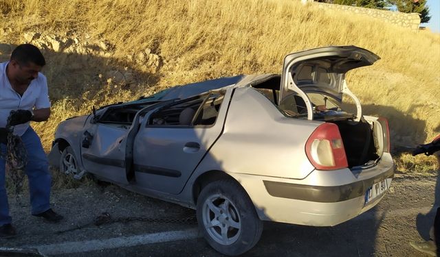 Adıyaman'da şarampole devrilen otomobilin sürücüsü öldü, 2 kişi yaralandı